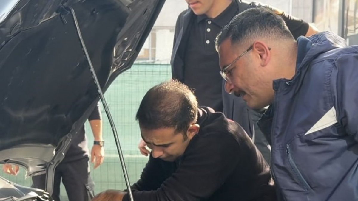 Aksaray’da Otomobilin Motoruna Giren Kedi İtfaiyenin Müdahalesiyle Kurtarıldı
