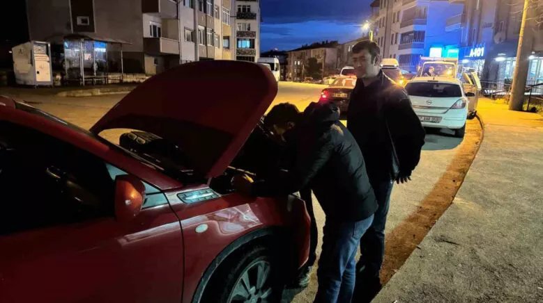 Alaplı’da Motor Kısmına Sıkışan Kedi İçin Zamanla Yarış