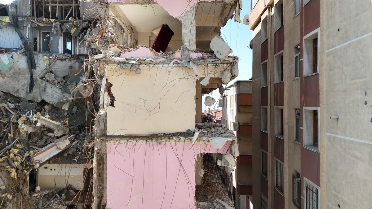 Avcılar’da 10 Günlük Mücadele: Yıkım Halindeki Binada Mahsur Kalan Yavru Kedi Kurtarıldı