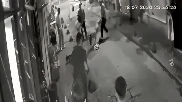 Beyoğlu’nda Köpeklerin Kavgası Kanlı Bitti: Bir Kişi Bıçaklandı