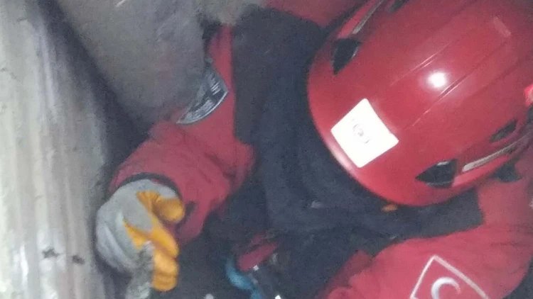 Boruda mahsur kalan 2 kedi itfaiye ekiplerince kurtarıldı