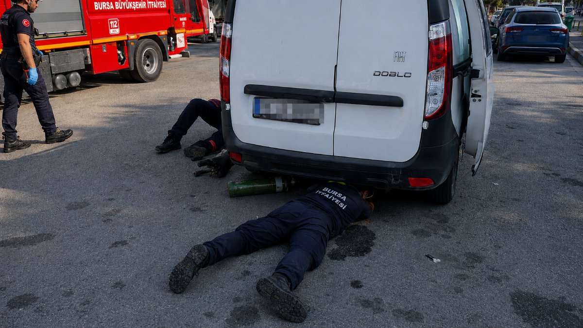 Bursa’da motor kısmına sıkışan kedi kurtarıldı