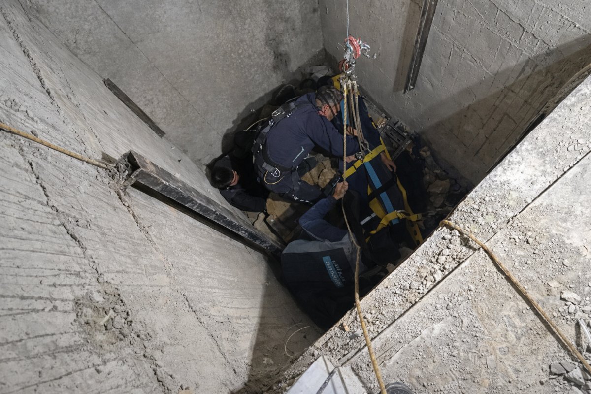 Dar Boşlukta Yaşam Mücadelesi: Erzincan’da Kediyi İtfaiye Kurtardı