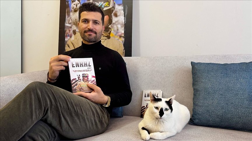 Depremde Enkazdan Kurtardığı Kediyle Dostluğunu Kitaplaştırdı