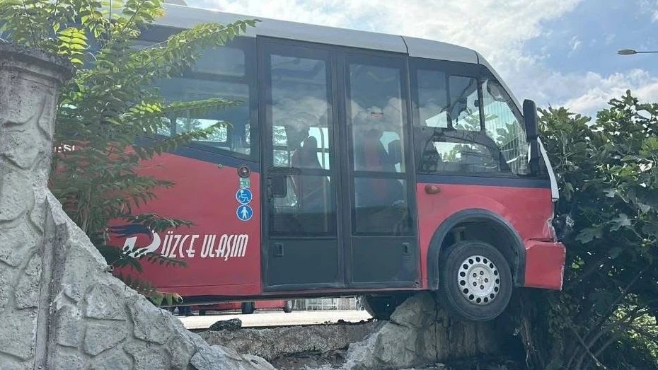 Düzce’de Otobüs Şoförü Köpeklere Çarpmamak İçin Manevra Yaptı: Duvara Çarptı