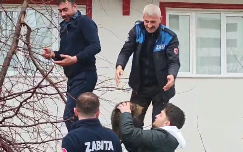 Erzurum’da 2 Saatlik Kurtarma: Ağaçta Mahsur Kalan Kedi Kurtarıldı