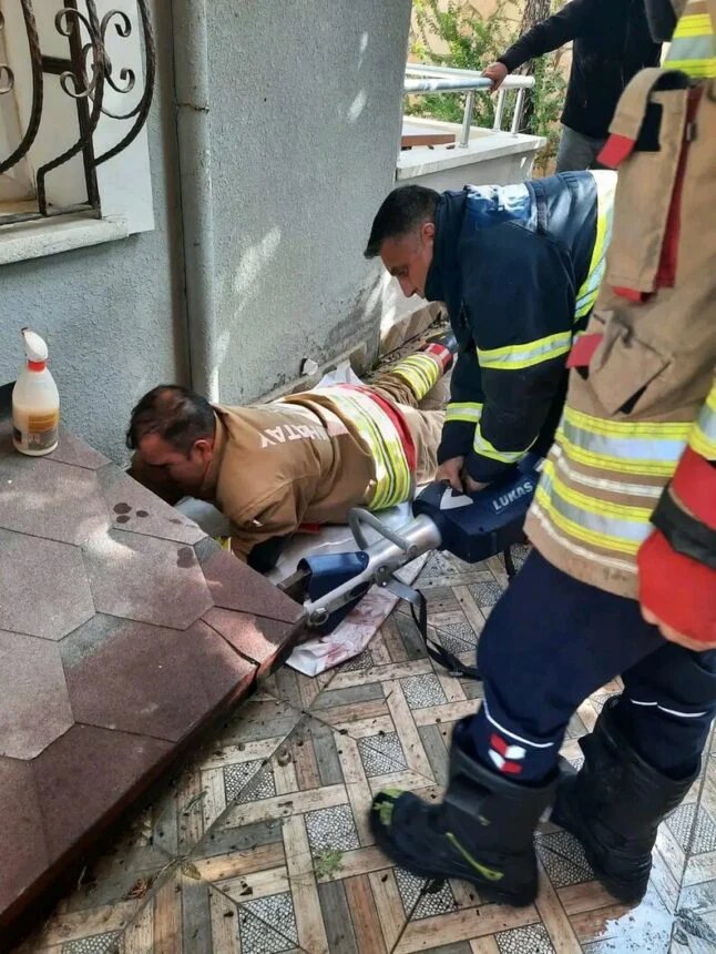 Hatay’da Havalandırma Boşluğuna Düşen Köpek İtfaiye Tarafından Kurtarıldı