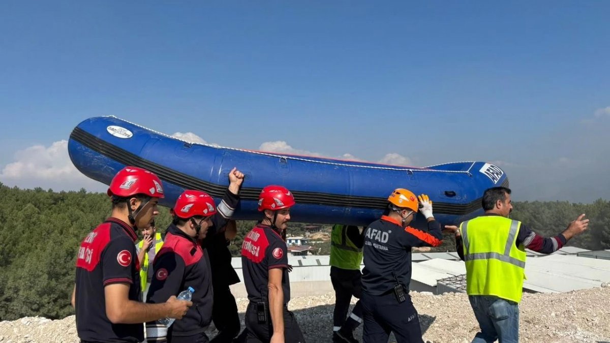 İzmir'de Çamura Saplanan Köpek Şişme Botla Kurtarıldı