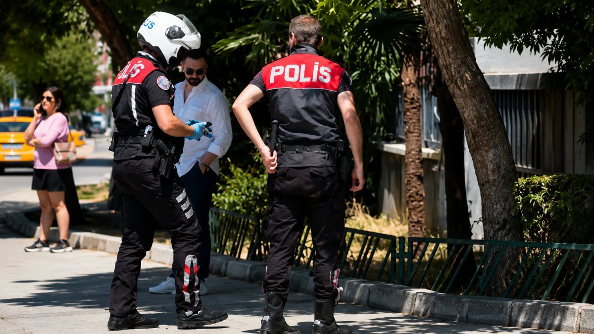 İzmir’de polis ekiplerinden yaralı yavru kediye duyarlı müdahale