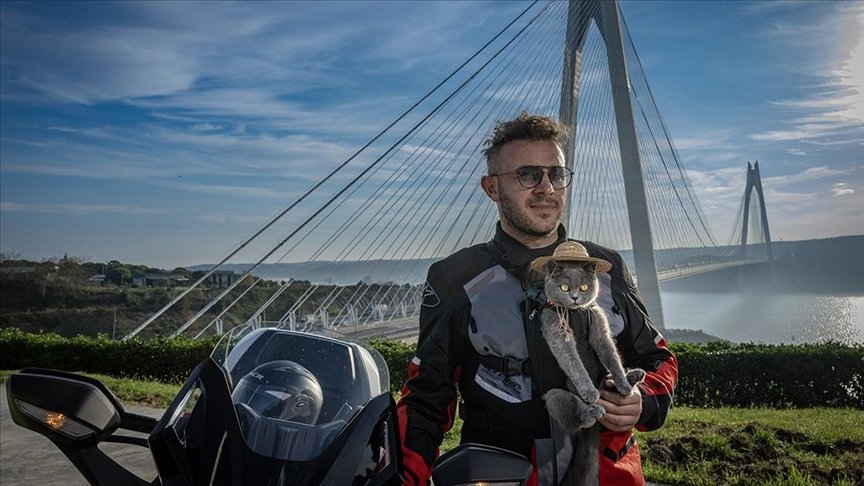 Kaskını Takan “Motorcu Kedi” Gofret İstanbul Sokaklarında İlgi Odağı Oldu