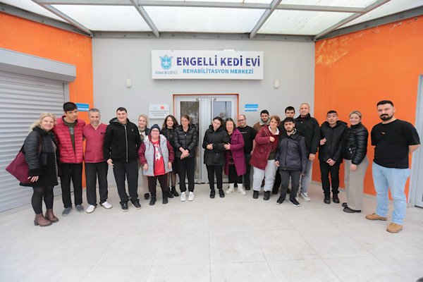 Konak’ta Dünya Kediler Günü’nde Engelli Kedi Evi’ne Ziyaret