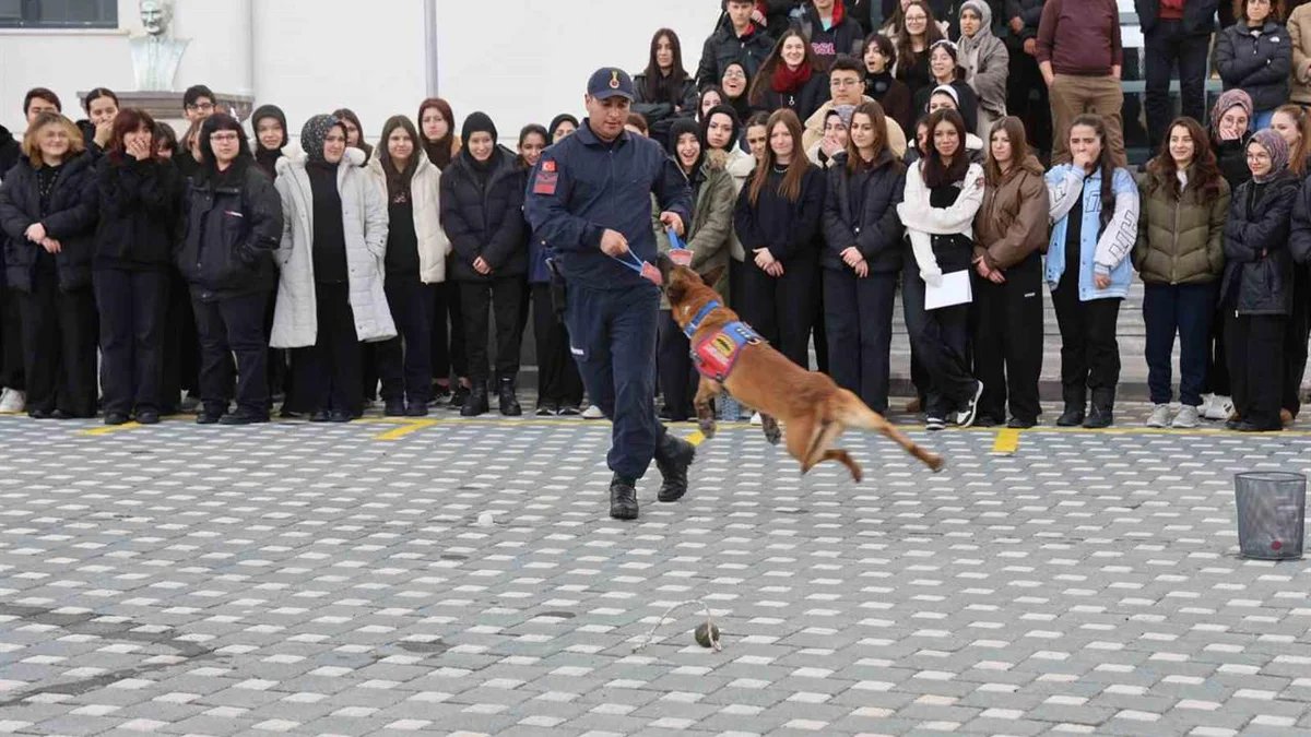 Nevşehir’de JAKEM’in İtaat Köpeği “Nefes” Öğrencilere Nefes Kesen Gösteri Sundı