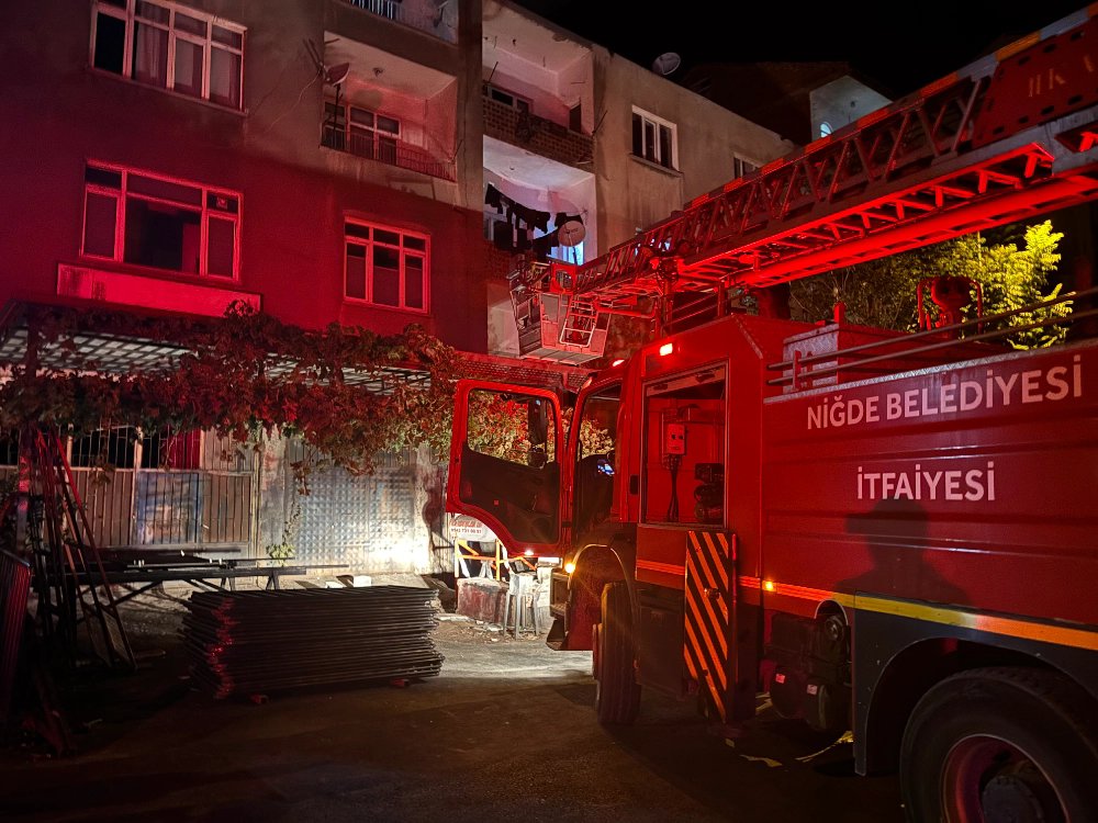Niğde’de Sundurmada Mahsur Kalan Kedi İçin İtfaiye Harekete Geçti