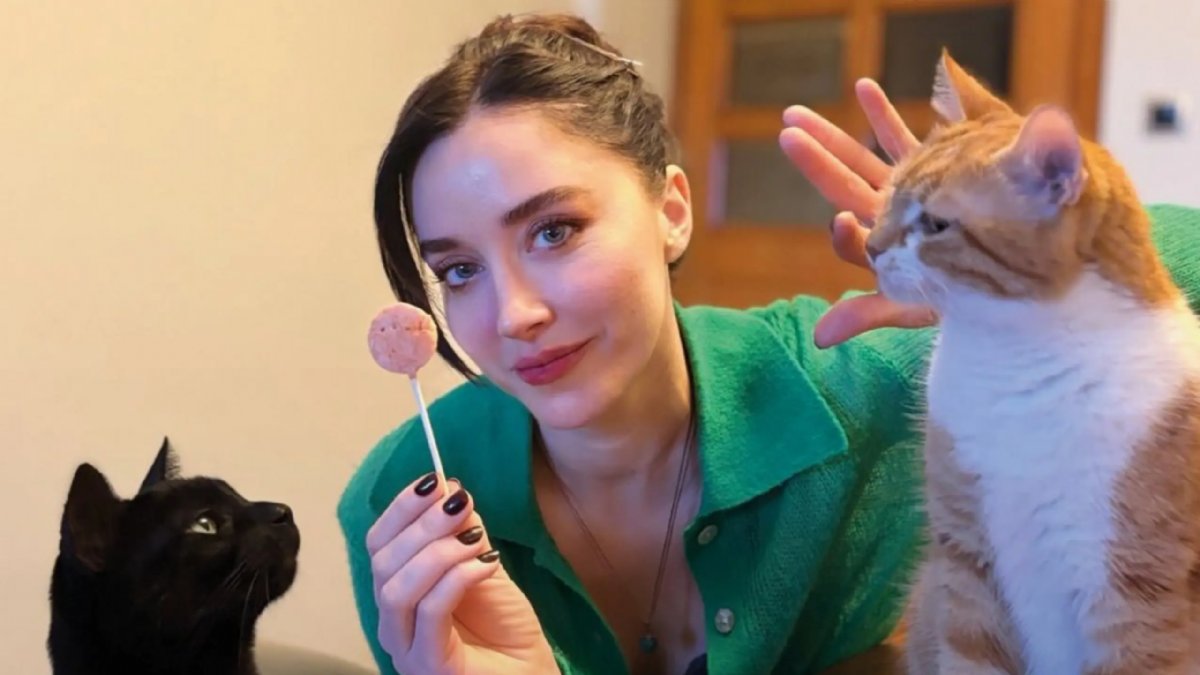 Oyuncu Kübra Balcan’ın Şeker ve Dobby ile Kurduğu Sıcacık Hayat