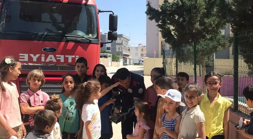 Reyhanlı’da ağaçta mahsur kalan kedi kurtarıldı