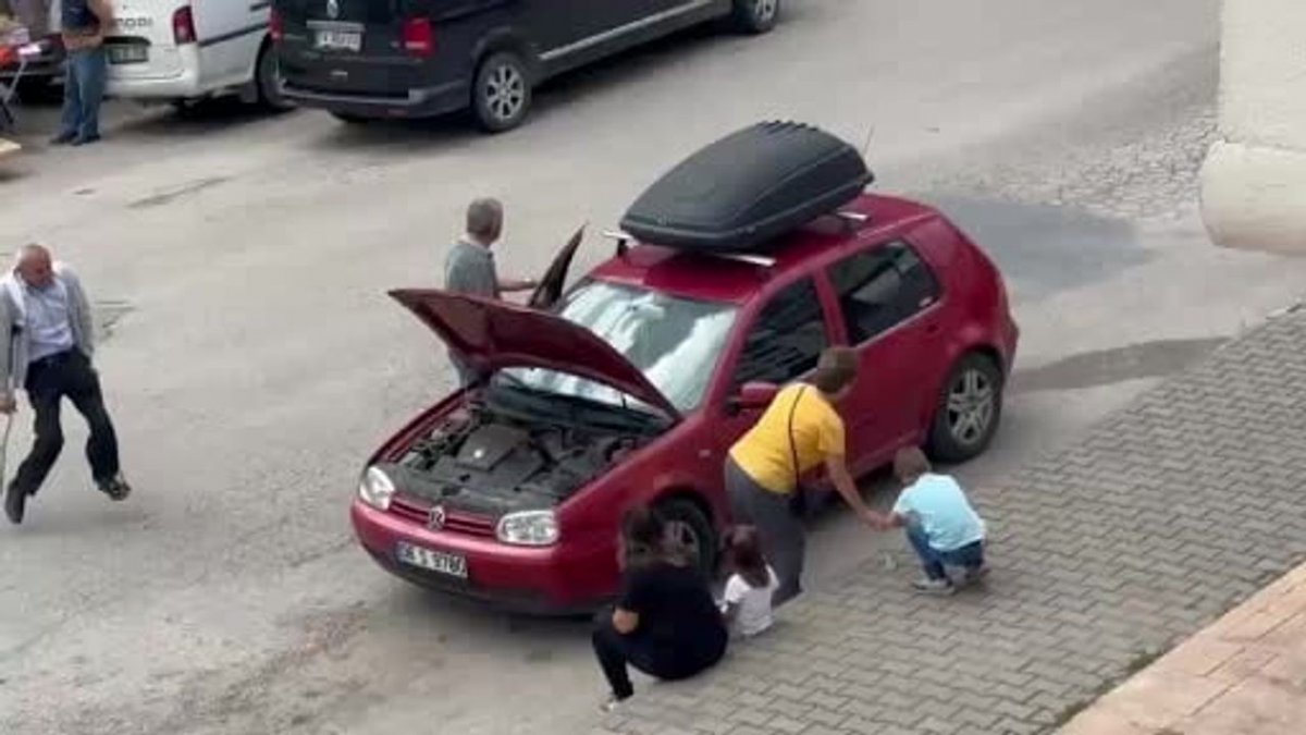 Safranbolu’da Motor Bölümüne Giren Yavru Kedi “Anne Sesiyle” Kurtarıldı