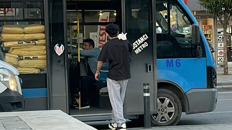 Ümraniye’de İlginç Görüntü: Omzunda Tavşanla Sokakta Gezdi