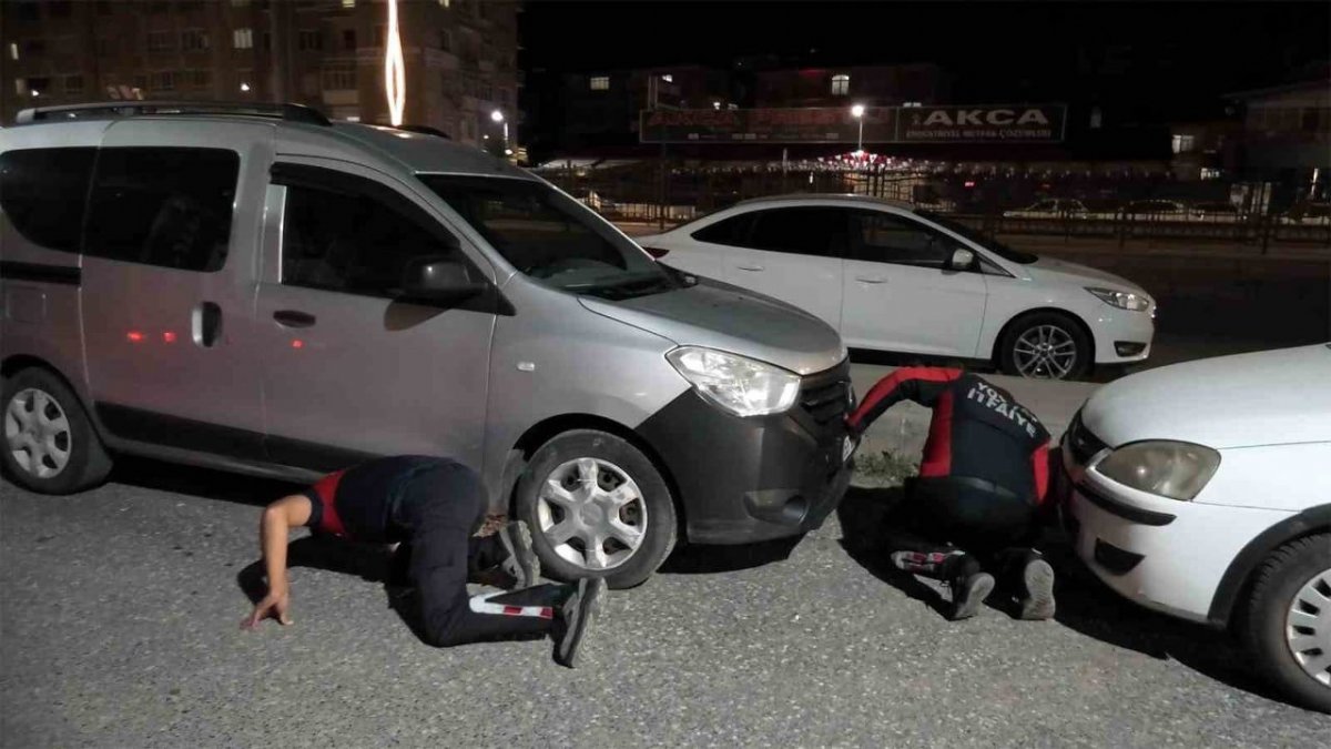 Yozgat’ta Otomobilin Motoruna Sıkışan Yavru Kedi Kurtarıldı